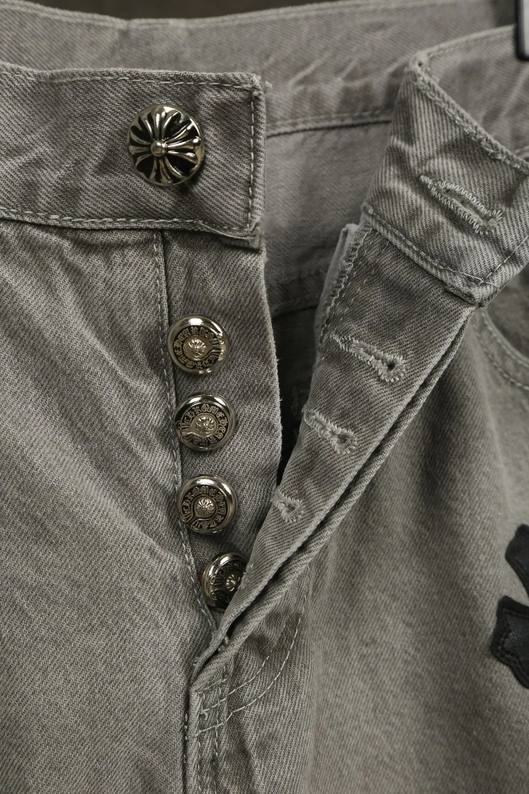 P230 Actual photo [High quality] Code: 25026# Color: washed gray Size: S/28 to Fermentation wash and soft color fixation, soft and thick to wear. Details are all hand-polished and made with craftsmanship. All-over jacquard fabric has a unique design style. Multiple processes have been used to create a full retro feel. A niche and unique non-contrast shirt. Customized distressed spray-painted buttons. Every detail is crafted with craftsmanship.